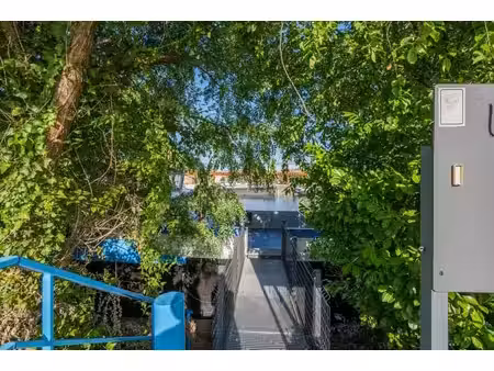 achter bomen en struiken ligt de verborgen parel “lis”.