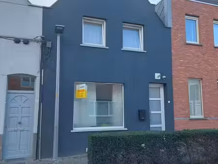 gerenoveerde woning met 2 slaapkamers en terras !