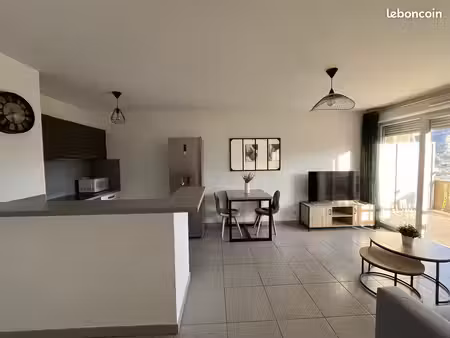 2 pièces avec terrasse et parking privé à carros les plans