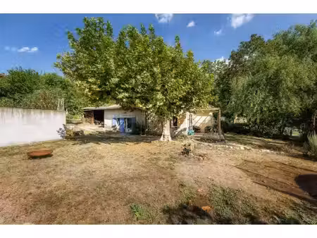 agréable maison en pierre dans un joli cadre verdoyant