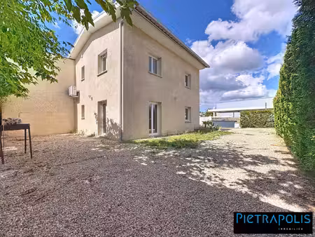 bâtiment professionnel rénové en 2020 avec 3 pièces et un so