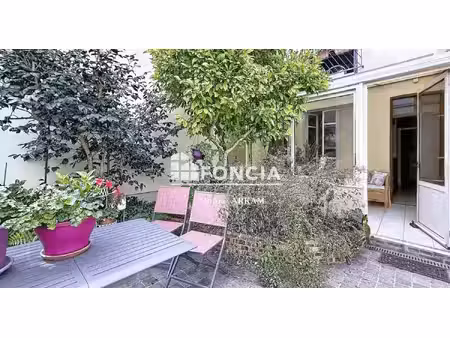 charmante maison – 3 chambres – cour – terrasse – stationnement – voie privée – calme et l