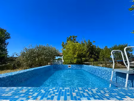 mazet avec bassin sur terrain de 6 450 m2