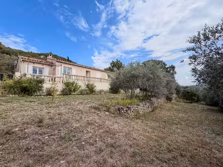 villa de plain-pied avec vue dégagée et terrain piscinable à
