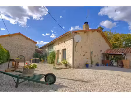 charmante maison en pierre de 3 chambres dans un petit village