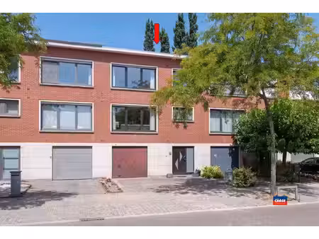 rustig gelegen bel-étage met drie slaapkamers  oprit  garage en een grote tuin
