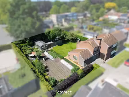 op te frissen woning op ruim perceel van 857 m².