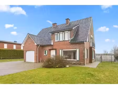 te renoveren open bebouwing met veel ruimte en oppervlakte te lubbeek