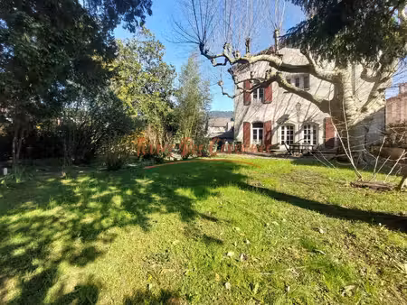 belle bâtisse en pierre avec piscine