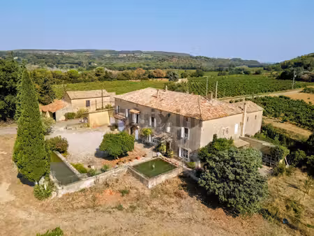 ensemble immobilier au milieu des vignes ...
