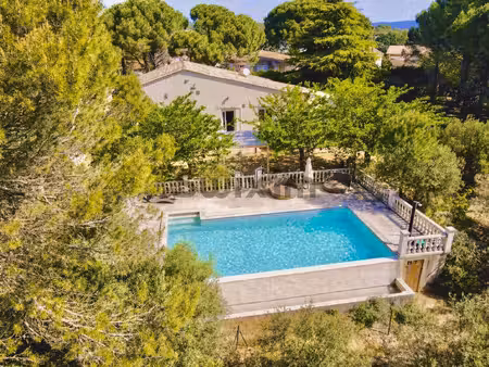 villa 3 chambres au milieu des pins...
