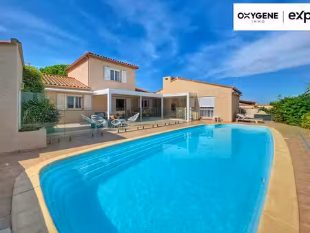 grande villa avec piscine et jardin arboré