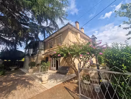 villa familiale avec appartement  grand garage et terrain plat