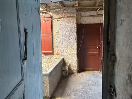 ensemble de deux maisons de village en pierres avec patio à rénover