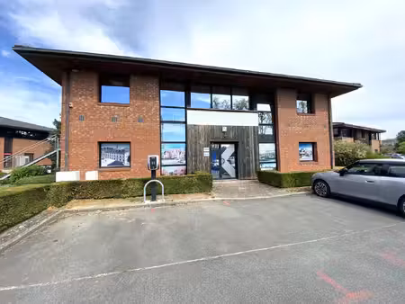location local professionnel 174m²