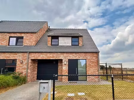 recente halfopen bebouwing met garage en tuin in rustige wijk