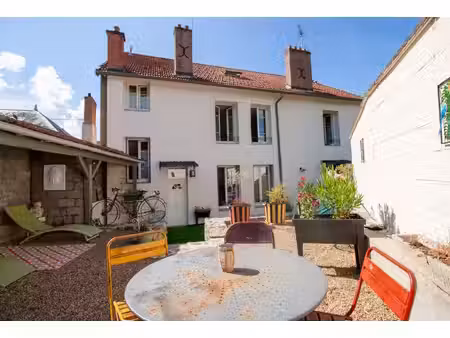 à deux pas du centre-ville de bourganeuf  venez découvrir cet immeuble aux multiples...