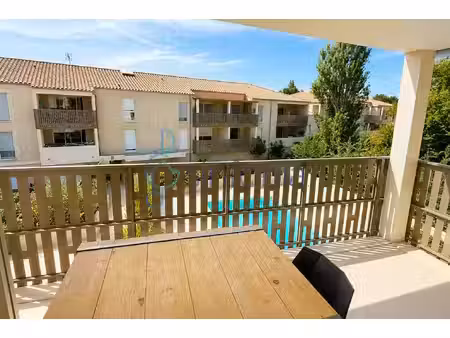 uzès - à quelques pas du centre historique  t2 avec terrasse  piscine et parking.