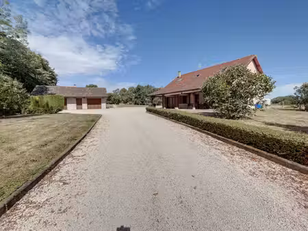 maison de caractère au cœur de la campagne avec piscine et vaste dépendance