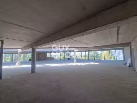 divers à vendre de 700 m²