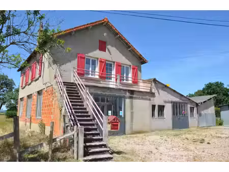ensemble immobilier comprenant un appartement  un double atelier  un dépôt et un abri  sur