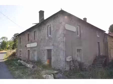 maison en pierre de granite à fort potentiel aménageable  avec un petit terrain  et une...
