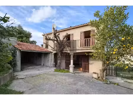 maison de 120 m2 à rénover avec annexe de 40 m2 et garage de 25 m2 sur une parcelle de 810
