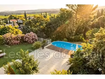 maison spacieuse et lumineuse comprenant  au rez-de-chaussée