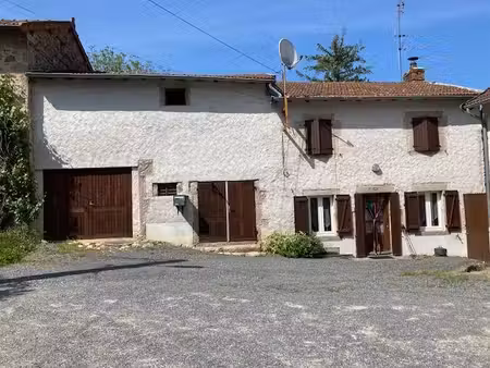 jolie petite maison de campagne en pierre de granite  avec trois petites chambres et un...