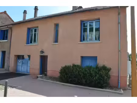 belle maison de village  avec 2 chambres  garage et plusieurs dépendances