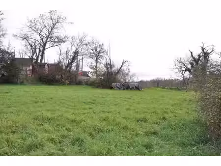 très beau terrain de 1400 m2  à la sortie du village  avec vues et faible déclivité.