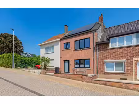 maison prête à emménager avec 3 chambres et jardin  située d