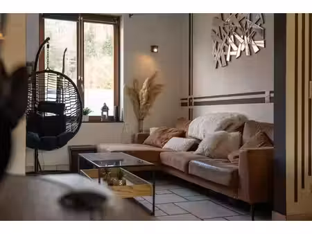 maison à forrières dans un quartier calme