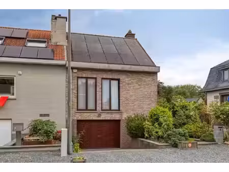 maison familiale économe en énergie avec jardin et panneaux