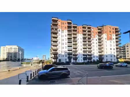 studio prête à l'emploi avec vue latérale sur la mer avec c