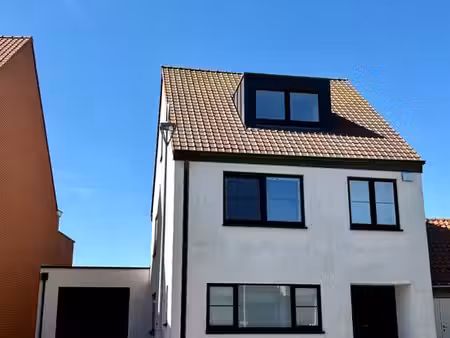 maison entièrement rénovée avec garage spacieux!
