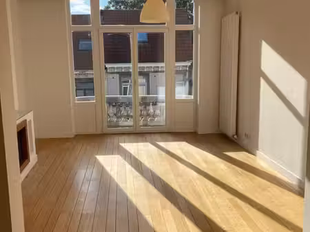 xl-flagey-appt 2 ch. rénové au 3e ét. d'un immeuble de 1910