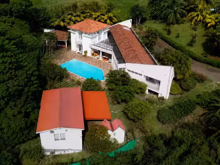fort-de-france – villa avec piscine et bungalow indépendant