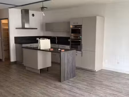 appartement 4 pièces avec cuisine équipée et balcon aurillac