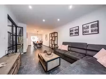 maison familiale moderne et impeccablement entretenue