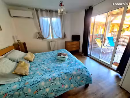 chambre avec salle de bain privé et cuisine commuune