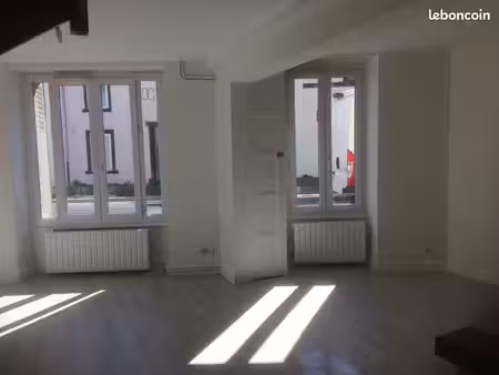 riom f3 duplex très bon état calme 74m2 + cave