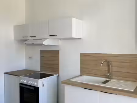 appart rénové avec une chambre courthézon