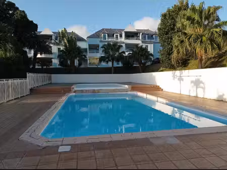 à louer – t2 meublé avec varangue et piscine – résidence calme