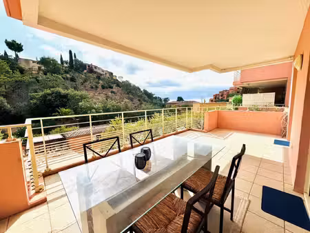 théoule sur mer – 2 pièces avec grande terrasse  piscine et plages à pied