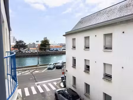 a 2 pas du quai et de ses commerces