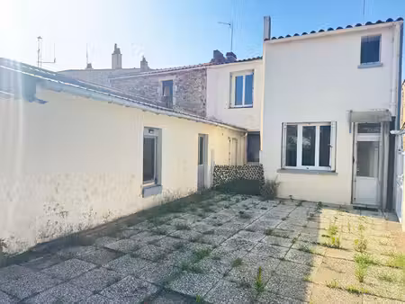a deux pas du quai et de commerces