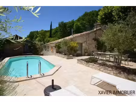 superbe grange de charme avec piscine  située dans un hameau paisible.