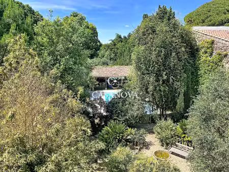 aux abords de pezenas  derrière ses murs de pierre  se dévoile une propriété de caractère.