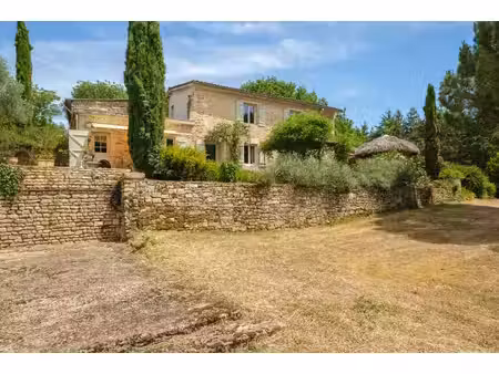 propriété en pierre au charme provençal dans un écrin de verdure